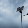 Lampy ogrodowe z czujnikiem ruchu – dlaczego warto?